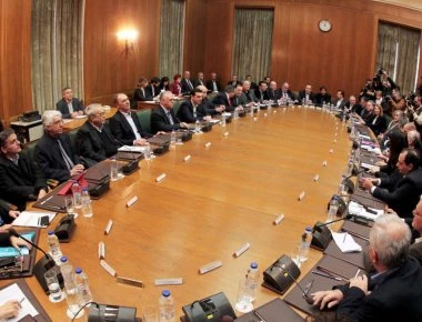 Η κυβέρνηση επιχειρεί να σωθεί ενόψει εκλογών με αναστολή στις περικοπές των συντάξεων και το νέο ΕΝΦΙΑ